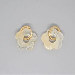 Beige Retro Flower Earrings | Acrylic Resin Floral Dangle | Cute Boho Jewelry